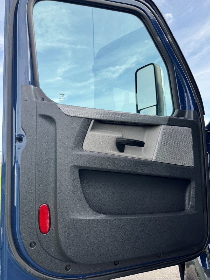 2019 FREIGHTLINER CASCADIA 113 - USED TRUCKS DAY CAB - image 11